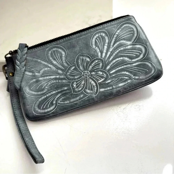 Leaders in Leather Tooled Wristlet/Clutch - Picture 1 of 7